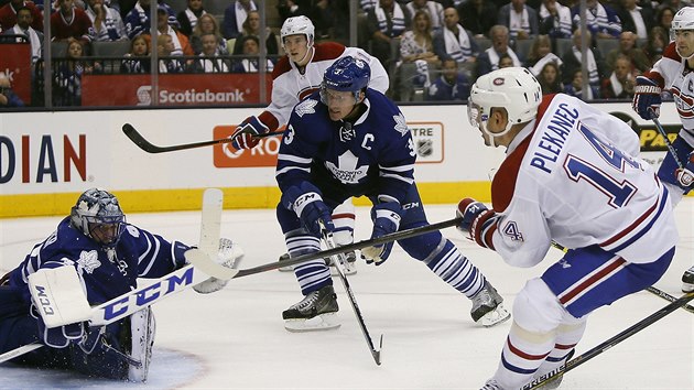 Tom Plekanec z Montrealu zakonuje. Jeho pokus kryje brank Toronta Jonathan Bernier. Pihl obrnce Dion Phaneuf.