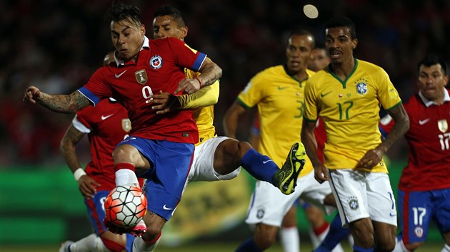 Eduardo Vargas z Chile skruje v duelu s Brazli.