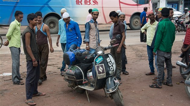 et cestovatel na cestu dlouhou 15 tisc kilometr z Thajska dom vyrazili na padestiletm sktru Vespa a tradin asijsk tkolce tuk-tuk, kter v Asii koupili. Cestou berou stopae.