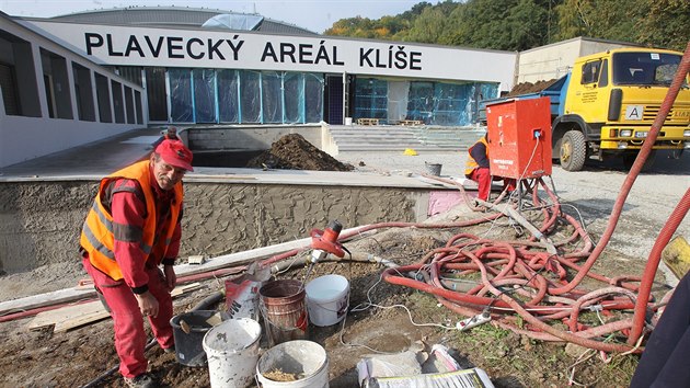 Rekonstrukce plaveckho arelu na Kli mla podle pvodn smlouvy skonit do 30. z.