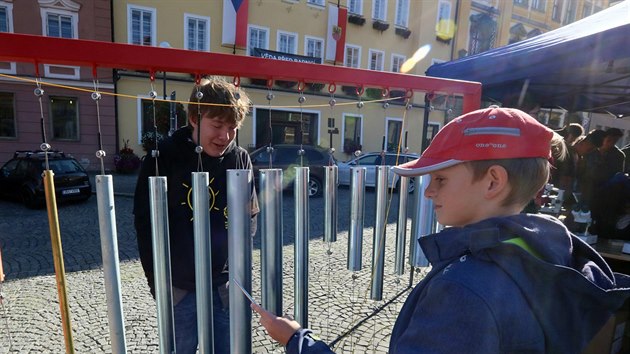 Akce student chebskho gymnzia Vda ped radnic.