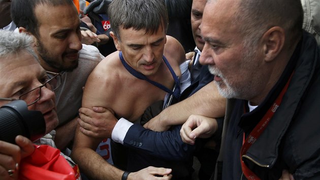 Demostranti v Pai napadli Xaviera Brosetu, viceprezidenta Air France, a strhali z nj obleen.