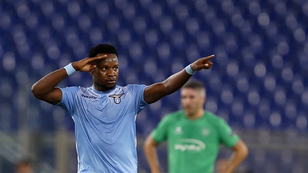 POSLUN HLSM... Ogenyi Onazi z Lazia m se raduje z branky v utkn proti Saint Etienne.