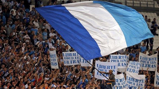 BOULIV ATMOSFRA. Liberet fotbalist se v Marseille museli srovnat s divokm prostedm.