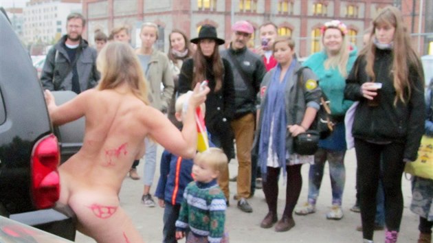 Lenka Klodová na festivalu Malamut 2015 v Ostravě obtiskávala na své nahé tělo znaky aut.