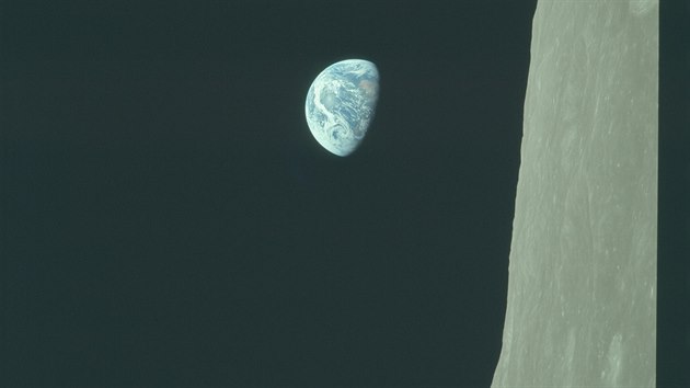 21. prosince 1968 vyr Apollo 8 jako prvn lo s posdkou mimo obnou drhu Zem a k Msci, kter pak ped nvratem na Zem desetkrt obletla. Jej posdka jako prvn vidla odvrcenou stranu Msce a tak vchod Zem, kter je zde vyfocen.
