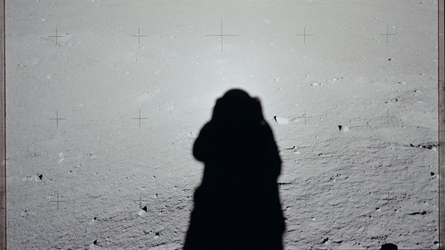 Na fotografiích je vidět spíše Buzz Aldrin - roli fotografa totiž obstarával většinou Neil Armstrong. Zde alespoň fotí svůj stín.
