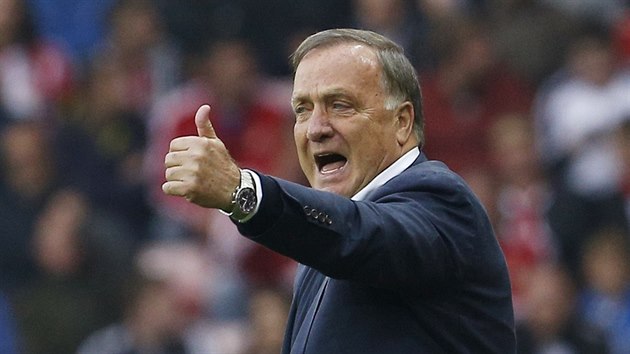 Mana�er Sunderlandu Dick Advocaat nedovedl t�m k v�t�zstv� v prvn�ch sedmi z�pasech Premier League, �as na zm�nu m�l p�ij�t v osm�m kole proti West Hamu.