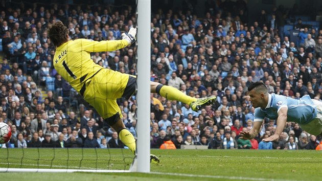 VYROVNNO. Sergio Agero vrtil glovou hlavikou Manchester City do hry v utkn proti Newcastlu.