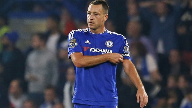 Kapitn Chelsea John Terry po druhm inkasovanm glu, ped kterm neuhldal stelce Sadia Manho.