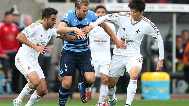 Harry Kane z Tottenhamu se probj mezi dvojic protihr ze Swansea - Neilem Taylorem a Ki Sung Yeungem.