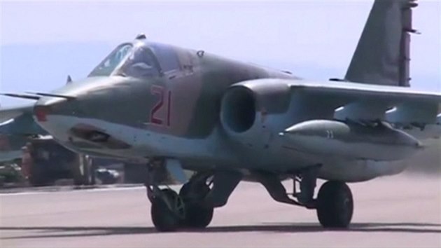 Letoun Su-25 ruskho letectva na letiti v syrskm Hmeimimu (5. z 2015)