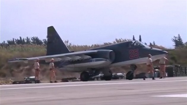 Letoun Su-25 ruskho letectva na letiti v syrskm Hmeimimu (5. z 2015)