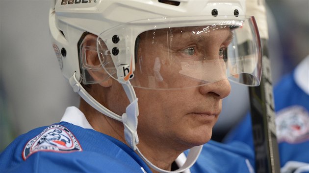 Vladimir Putin oslavil 63. narozeniny hokejem (7. jna 2015)