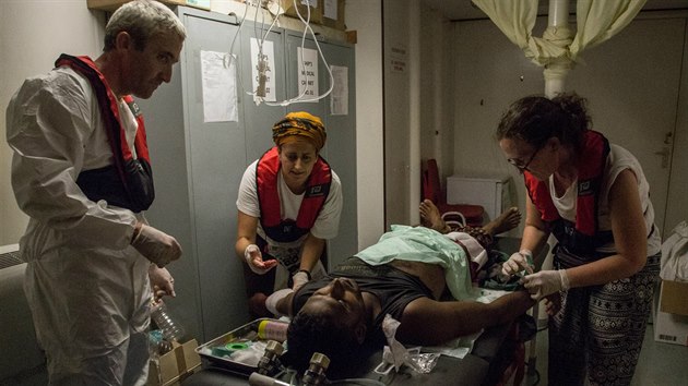 Lodě Lékařů bez hranic ve Středozemním moři zachránily tisíce uprchlíků.
