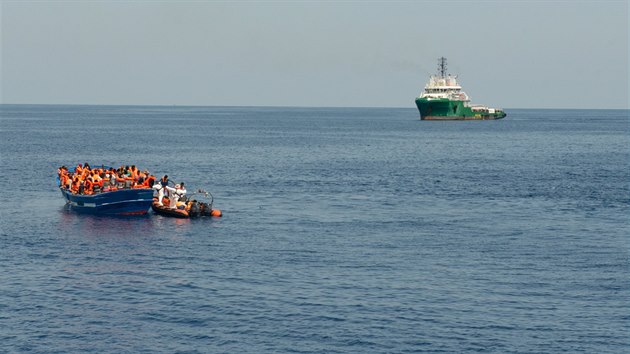 Záchrana uprchlíků prostřednictvím na lodi Phoenix.