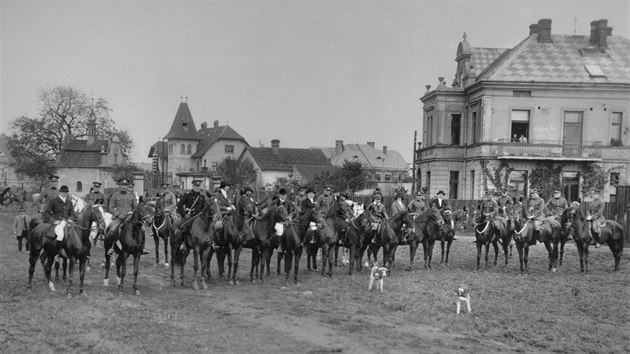 Historick snmek ze shromadit parforznho honu v Pardubicch, vlevo v pozad kaple svat Anny.