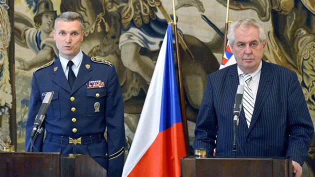 Prezident Milo� Zeman a velitel hradní strá�e Radim Studený p�i tiskové...