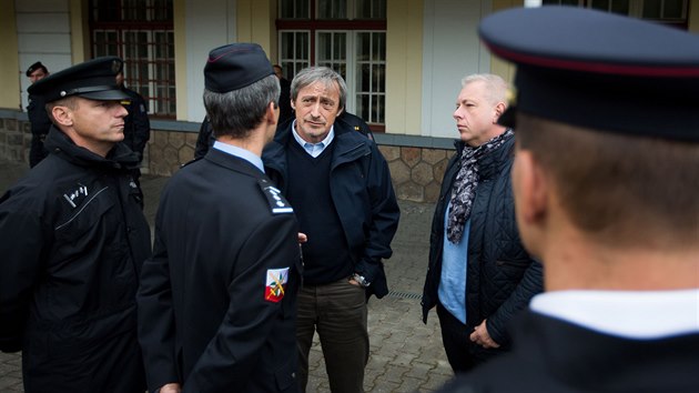 Ministr vnitra Milan Chovanec (vpravo) a ministr obrany Martin Stropnický pi...