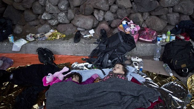 Dti afghnskch uprchlk sp na kraji silnice. Rodie s dtmi pipluli na eck ostrov Lesbos z Turecka v ter rno (6. jna 2015).