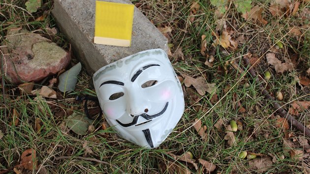 Pachatel loupe nechtl, aby mu bylo vidt do tve, proto si nasadil masku anonymnho hnut Anonymous.