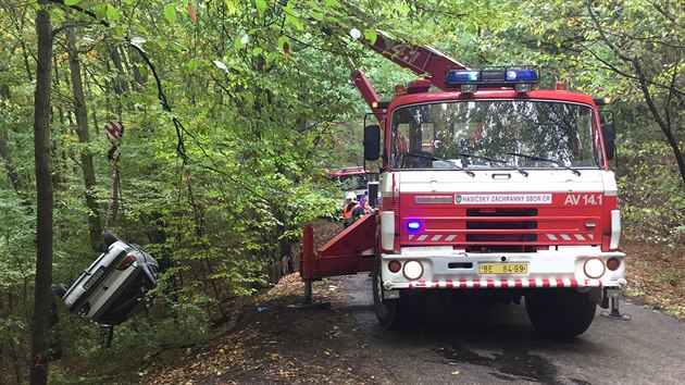 U Bykoe na Berounsku vyletlo auto z mokr silnice a narazilo do stromu. (6. jna 2015)
