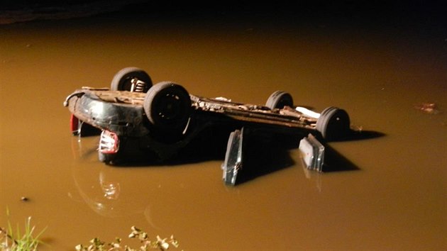 Řidička skončila v rybníce v Kostelním Vydří.