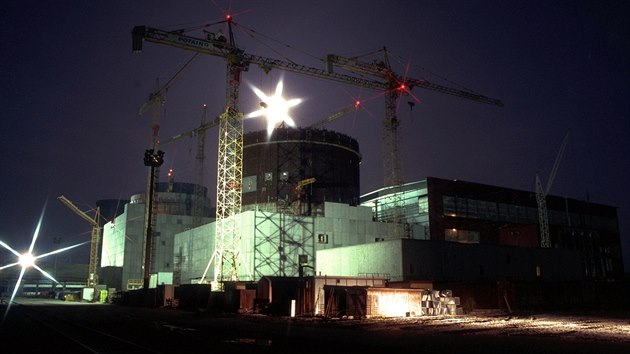 V arelu se pracovalo ve dne v noci. Na snmku roste ochrann budova kolem reaktoru druhho bloku.