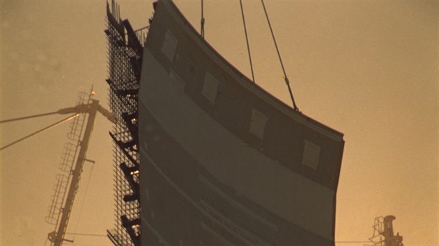 Jeřáb zvedá díl při stavbě ochranné budovy kolem reaktoru.