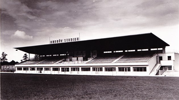 První tribuna Androva stadionu v Olomouci otevřená v srpnu 1940, zničená v květnu 1945 ustupujícími německými vojáky.