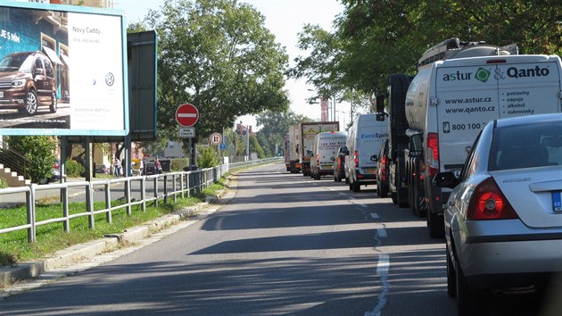 Kolony v centru Pardubic zpsobuje i uzavrka poloviny mostu na silnici I/36.