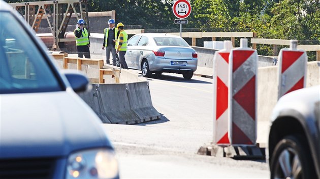 Po provizornm mostu budou idii jezdit a do konce ptho roku. Rychlost na nm bude snena na 30 kilometr za hodinu.