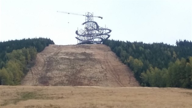 Stavba roste v tsn blzkosti nejprud ern sjezdovky arelu v Doln Morav.