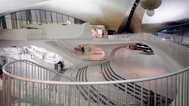 Inspirace pro Prahu: Architekty z kanceláře Chapman Taylor – kteří úpravy interiérů pražského letiště připravují – inspiroval i terminál TWA od architekta Eero Saarinena na letišti JFK v New Yorku. Koncept ptačích křídel a betonové konstrukce podle nich předstihl svou dobu.