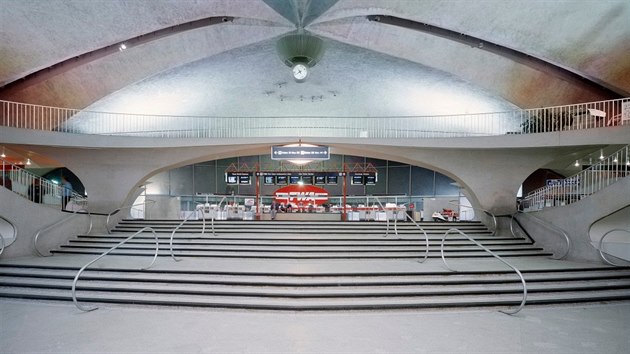 Inspirace pro Prahu: Architekty z kanceláře Chapman Taylor – kteří úpravy interiérů pražského letiště připravují – inspiroval i terminál TWA od architekta Eero Saarinena na letišti JFK v New Yorku. Koncept ptačích křídel a betonové konstrukce podle nich předstihl svou dobu.