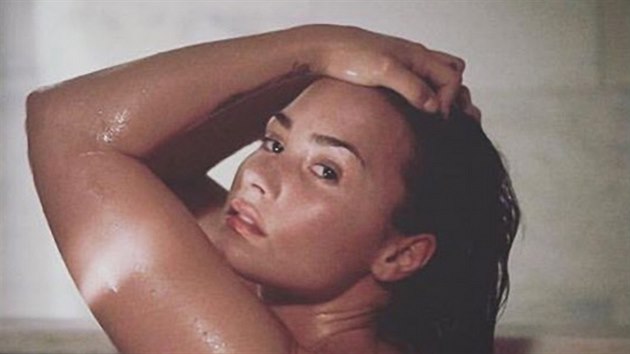 Demi Lovato se nechala fotit nah pro Vanity Fair.