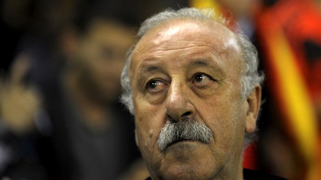 P�I HYMN�. �pan�lsk� kou� Vicente del Bosque poslouch� hymnu p�ed kvalifika�n�m z�pasem o mistrovstv� Evropy 2016.