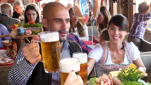Trenr Bayernu Pep Guardiola se svou enou Christinou na Oktoberfestu.
