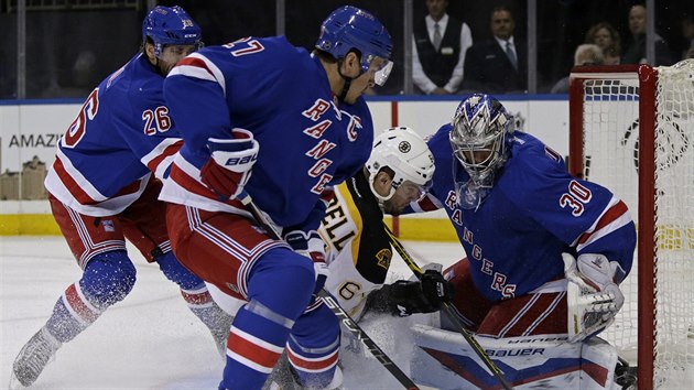 Tyler Randell z Bostonu se pokou pekvapit branke Henrika Lundqvista a obranu New York Rangers.