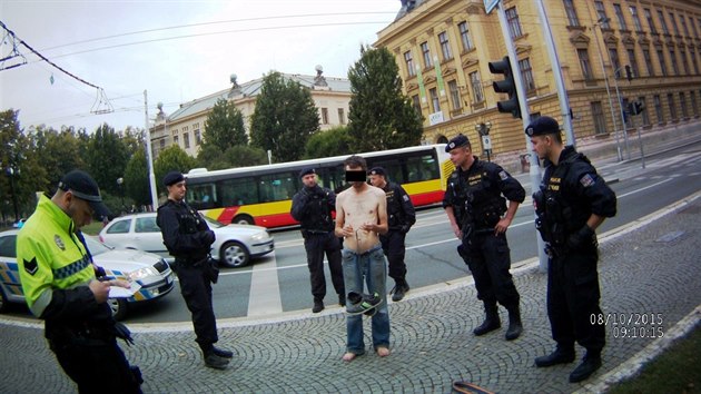 Mu ohrooval kolemjdouc, ped policisty se v centru Hradce svlkl do naha (8.10.2015).