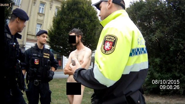Muž ohrožoval kolemjdoucí, před policisty se v centru Hradce svlékl do naha (8.10.2015
