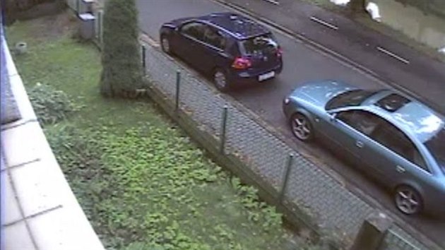 Zlodji pijeli k domu seniora v zelenm voze Audi A6  (na snmku vpravo).