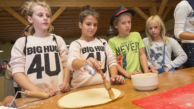 O přípravu frgálů mají při Karlovském gastrofestivalu velký zájem i děti.