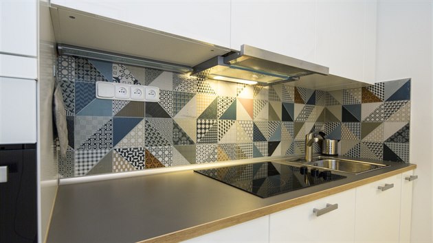 Kuchysk linka je z IKEA, obklad z praktick patchworkov ady Deco (RAKO).