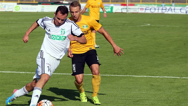 Karvinský fotbalista Jan Moravec (vlevo) se snaží uniknout Lukáši Poučkovi ze Sokolova.