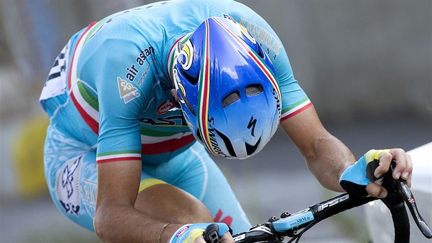 Cyklista Vincenzo Nibali na trati zvodu Giro Di Lombardia.