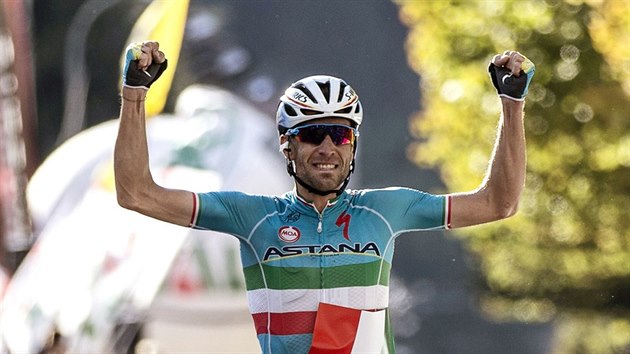 Cyklista Vincenzo Nibali projídí vítzn cílem závodu Giro Di Lombardia.