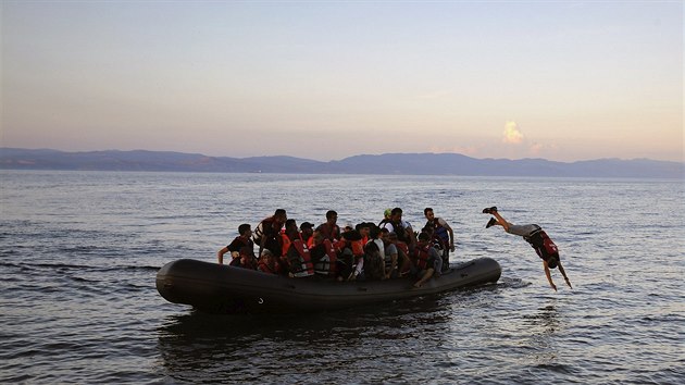Uprchlci piplouvaj na eck Lesbos. Na peplnnm lunu vypluli z Turecka (25. z 2015).