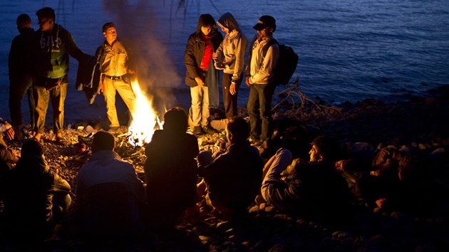 Uprchlci ze Srie a Afghnistnu se zahvaj u ohn na ostrov Lesbos, kam pipluli z Turecka (7. jna 2015).