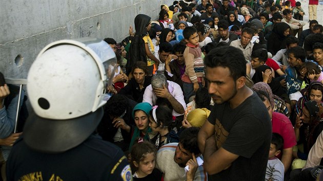 Afghnt uprchlci ekaj na ostrov Lesbos, a se budou moci zaregistrovat (7. jna 2015).